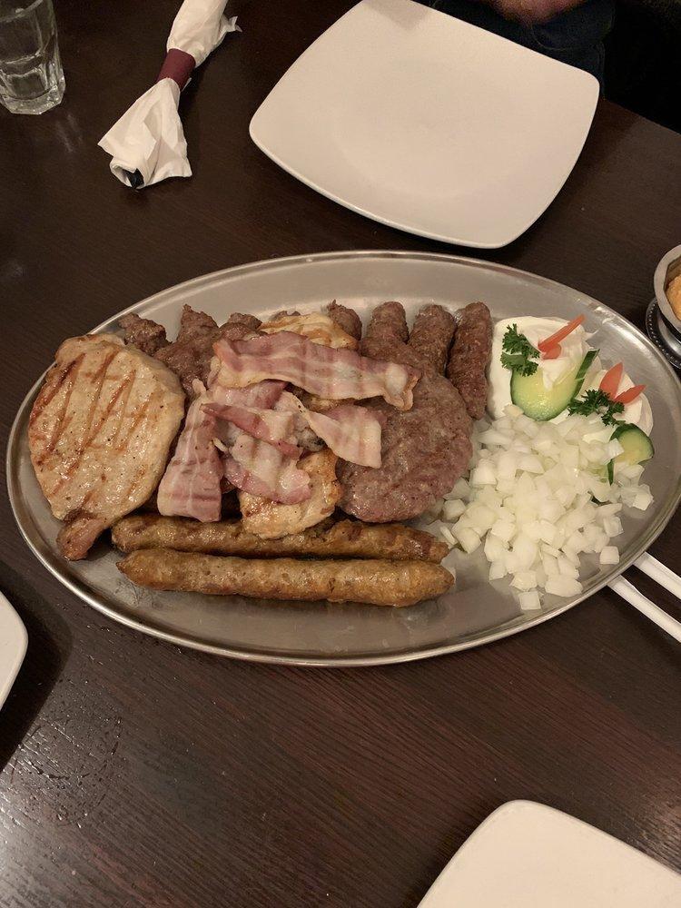 Beograd Special · 8 Chevapchihi, 4 gourmet sausage, 2 pljeskavica and 2 pork chop.