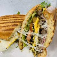 Torta · Mayo, lettuce, tomato, onions, jalapenos, avocado, mild salsa on a roll and choice of meat.