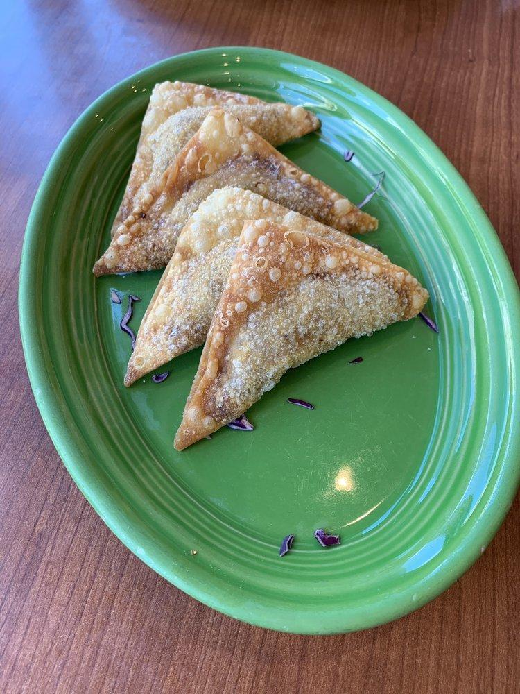 Sambosa · Fried crispy pastry turnovers stuffed with ground beef or vegetables and chickpeas, served with chatni.