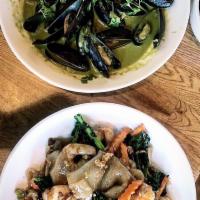 Pei Green Curry Mussels · 