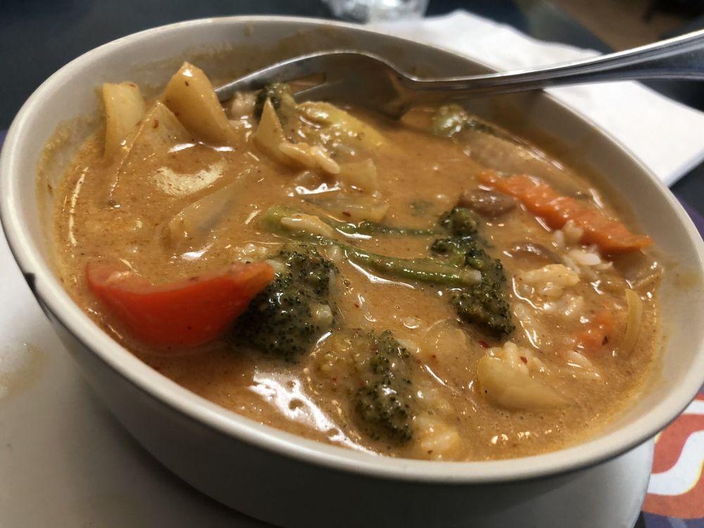 Pinto Thong Thai Cuisine · Curry · Gluten-Free · Soup · Thai · Noodles · Salads
