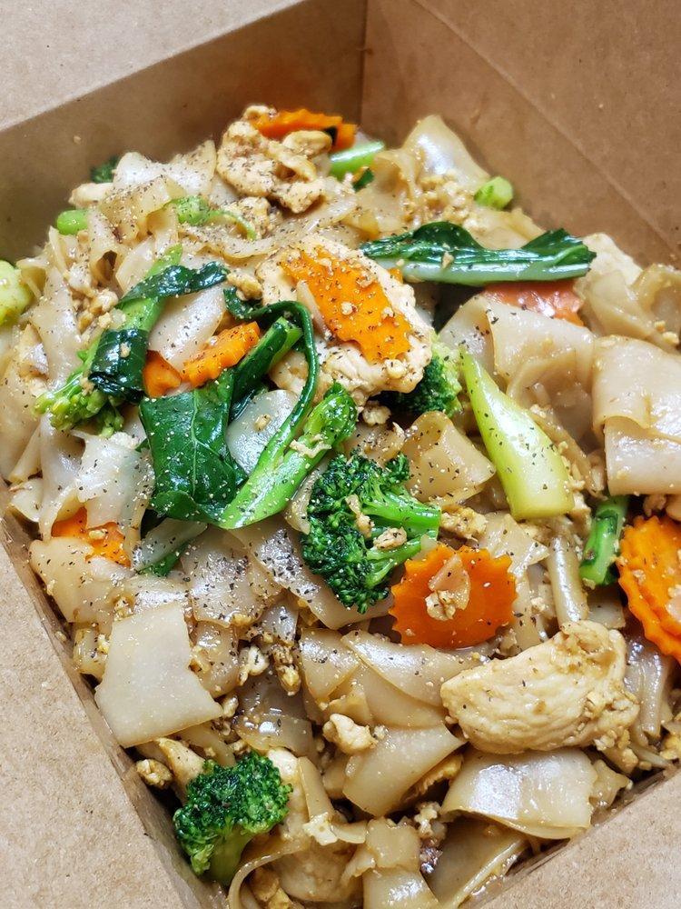 Pad See Ew · Stir-fried thick rice noodle with eggs, garlic, carrot, Chinese broccoli, broccoli and black soy
sauce.