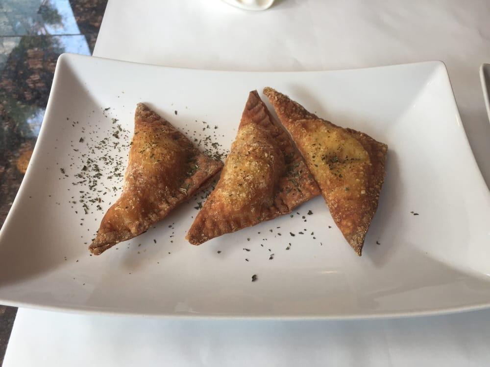 Sambosa Goshti · 3 pieces lightly fried pastries filled with beef, chickpeas and green peas.