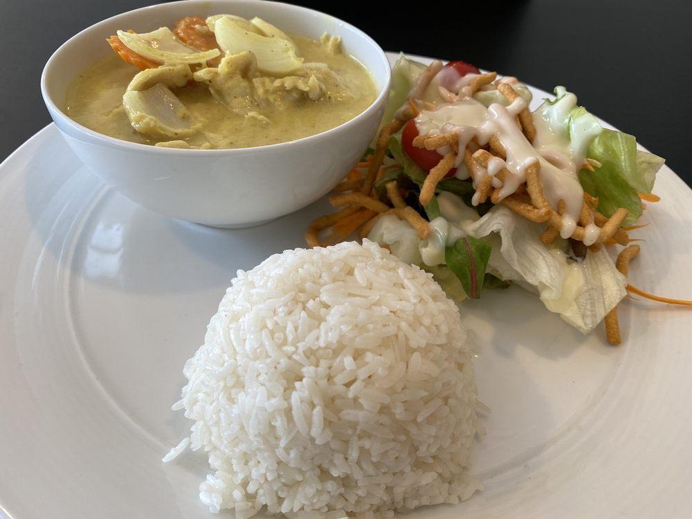 Yellow Curry · Yellow curry with coconut milk, potato, carrot and white onion.