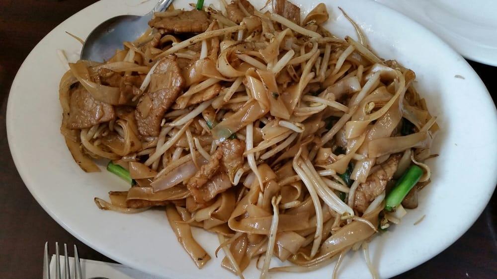 Dry Style Beef Chow Fun · 