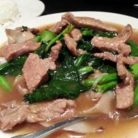 Lard Nar · Wide rice noodles with chicken or beef and broccoli topped with tasty gravy.