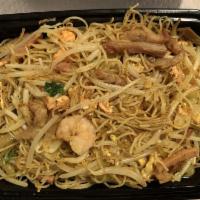 Singapore Chow Mai Fun · Curry seasoning. Thin rice noodle with ham, pork, and shrimp.