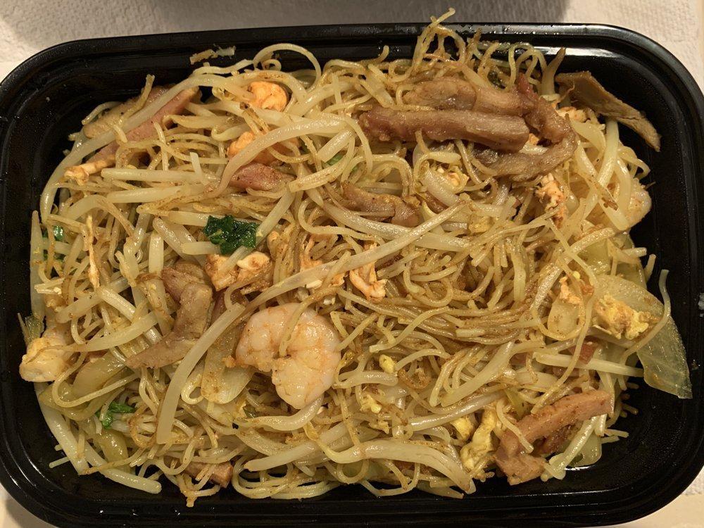 Singapore Chow Mai Fun · Curry seasoning. Thin rice noodle with ham, pork, and shrimp.