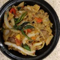 Drunken Noodle · Spicy,Flat noodles with basil leaves, onion, tomato, and bell pepper in spicy garlic sauce.