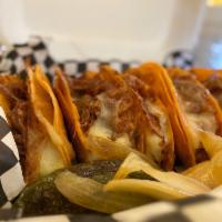 Tacos Dorados Con Queso · 