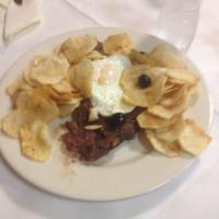 Regular Bife a Casa · Steak served with homemade potato chips.