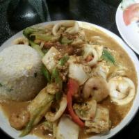 Bangkok Paradise · Shrimp, scallops and calamari in our delicious yellow curry sauce, stir-fried with egg, fres...