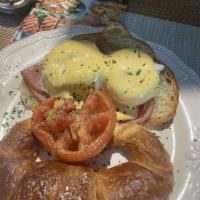 Eggs Benedicts Croissant · 