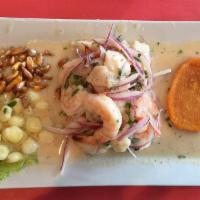 Fish and Shrimp Cebiche · Pescado y camarones.