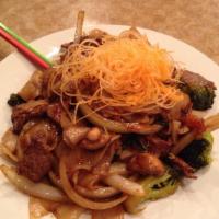 Pad Kee Mow · Served with hot pepper, fresh basil leaves, yellow onion, bell pepper, broccoli, and tomatoe...