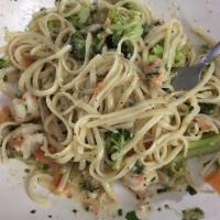 Shrimp Scampi · Garlic white sauce, fresh parsley, lemon, chopped tomatoes and broccoli. 