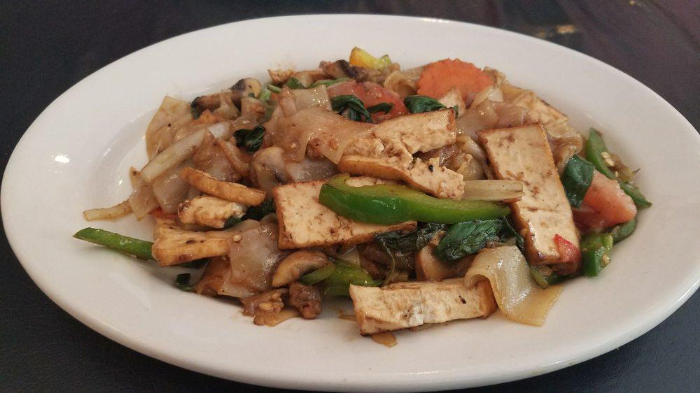 Pad Kee Mao · Stir-fried with rice noodles and assorted vegetables and fresh basil, bell pepper, and jalapeno.