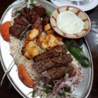 Kabob-lahm Mashwi · Charbroiled fillet mignon on skewer with pepper and tomato.