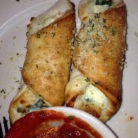 4 Spinach and Ricotta Rolls · Mozzarella, spinach and ricotta. Served with sauce.