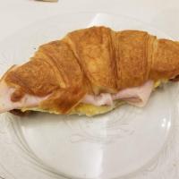 Maxi Croissant with Salmon · Salmon, arugula and cream cheese.