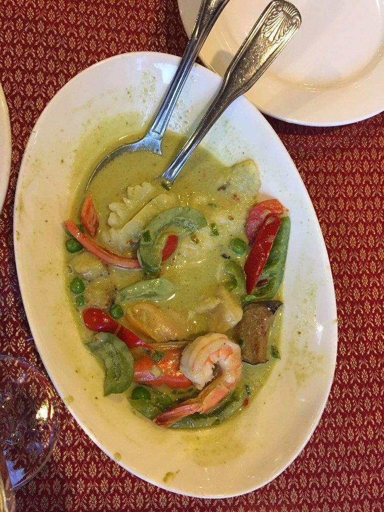 Green Curry · Choice of meat, eggplant, bell pepper and basil in green curry sauce and without rice.