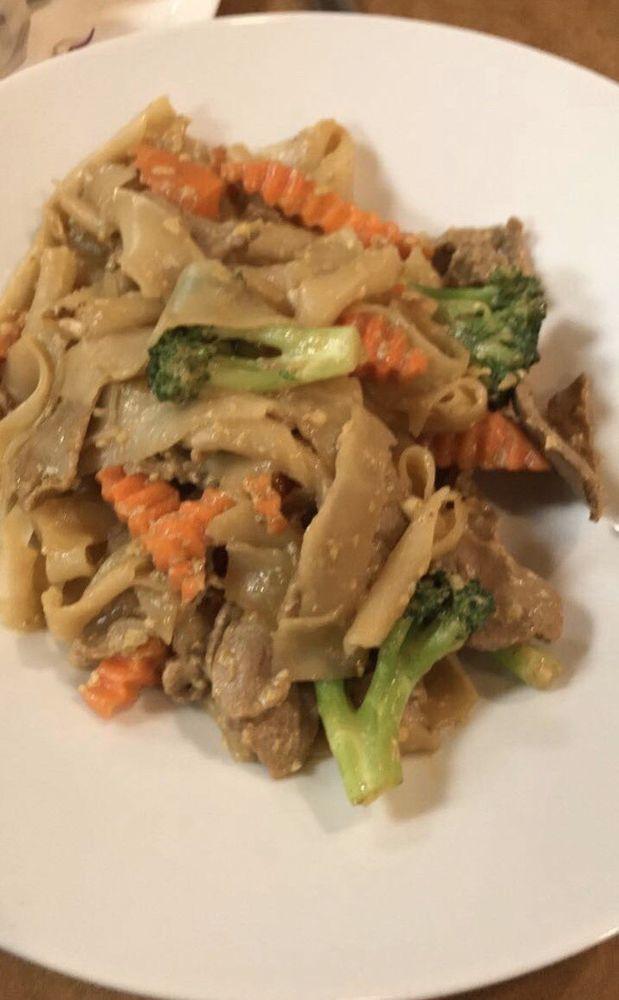 Vegetarian Pad See Ew · Flat rice noodle with egg pan-fried in a sweet soy sauce with broccoli, carrots and green onions.