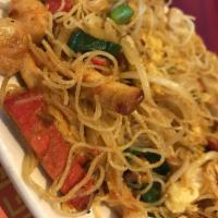 Singapore Rice Noodle · Rice noodle with minced shrimp and BBQ pork with onions and beansprouts. Stir fried over hig...