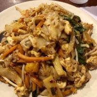 Pad Thai Noodle with Chicken & Shrimp Lunch · 