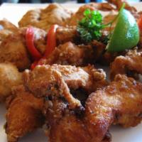 Fried Chicken Chunks with Bones · Chicharron de pollo con hueso.