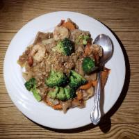 N2 Pad See Ew · Wide rice noodles stir fried with egg, carrot, and broccoli in sweet black soy sauce.