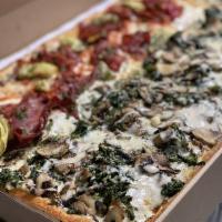 Spinach Mushroom and Garlic Pizza · 