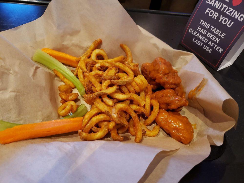 PT's Gold · American · Sports Bars · Chicken Wings