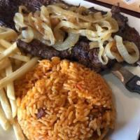 Bistec Encebollado · Steak with grilled onions.