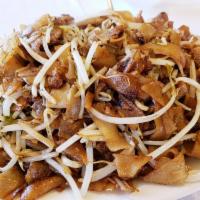 Beef Chow Fun with Soy Sauce (dry Style) / · 