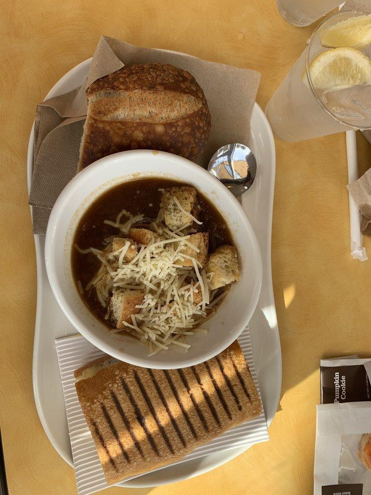 Panera Bread · Salad · Healthy · Vegetarian · Coffee and Tea · Bakery · Soup · American · Sandwiches · Breakfast · Cafe · Salads · Pizza