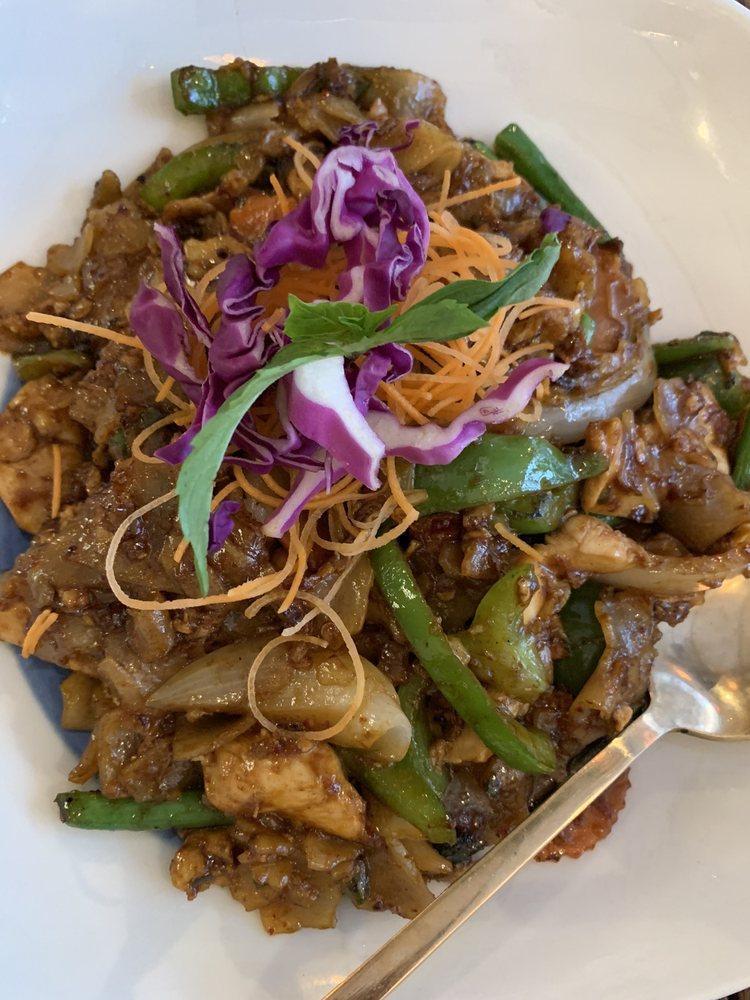 Drunken Noodles · Stir-fried broad noodles, egg, string beans, chili paste, chili, basil leaves, onions, carrots and bell peppers. Spicy. —- Contain with shellfish