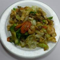 House Special Deluxe · Shrimp, white meat chicken & beef cooked with mixed vegetables.
