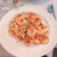 Fettuccine Allo Zafferano in Salsa Di Zucchine E Gamberetti · 