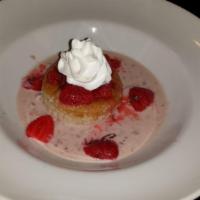 Pastelito de chocolate · Muffin cake + ice cream + strawberry compote