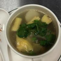 S6. Tom Wonton · Wonton soup. Wonton noodles and vegetables in a chicken broth.