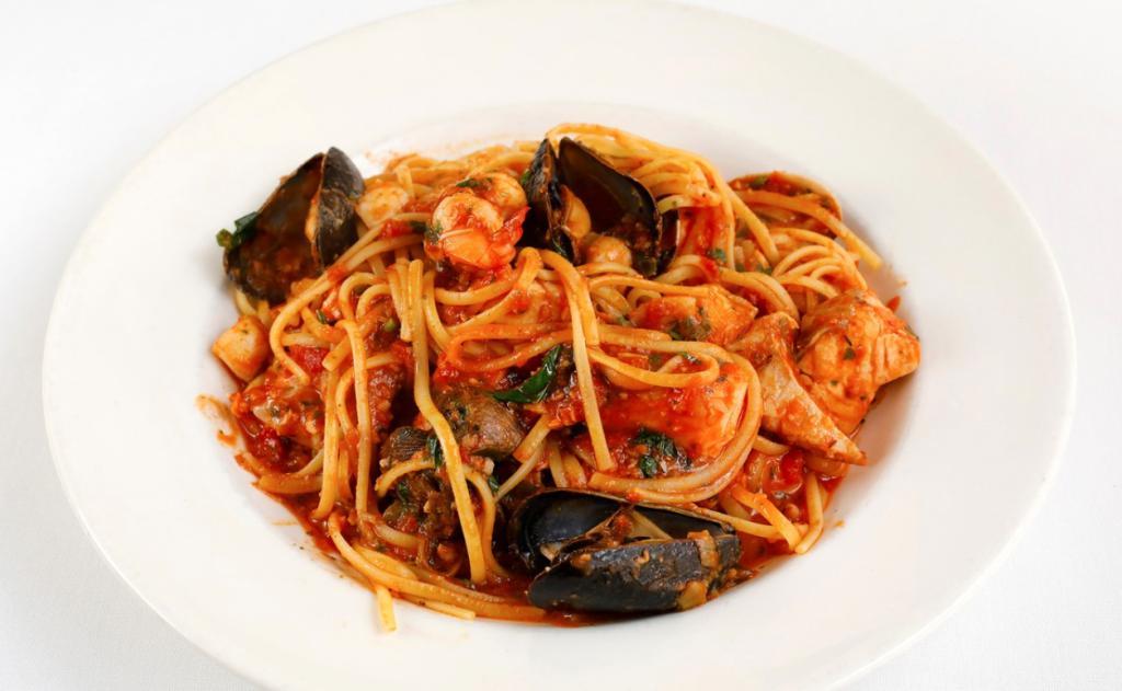 Linguini Tutto Mare · Manila clams, PEI mussels, salmon, scallops, prawns, fresh catch, tomato, white wine and olive oil.
