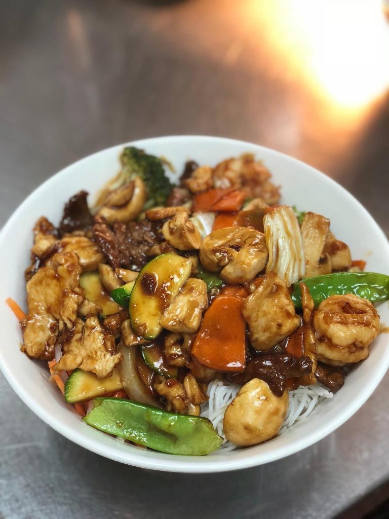 Vermicelli Combination · Beef, chicken, shrimp, and mixed vegetables.