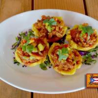 4 Tostones Rellenos de Pollo · 4 stuffed plantain fritters with chicken.