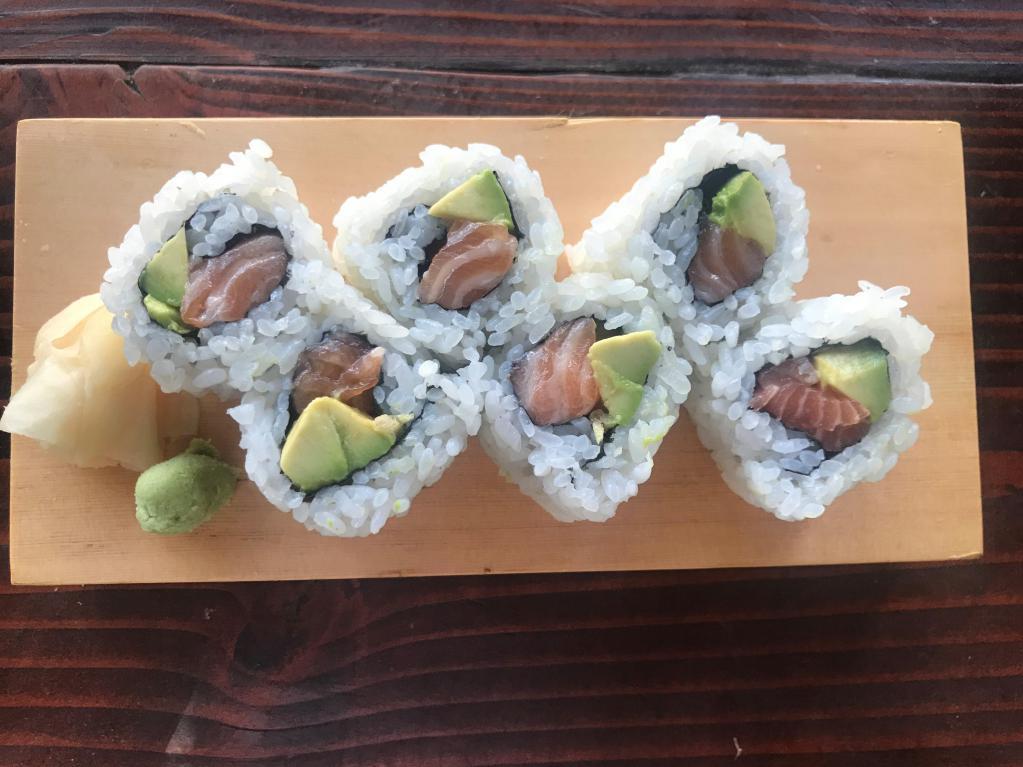 Salmon avocado roll · 