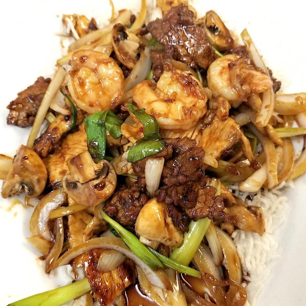 Mongolian Triple 蒙古三鲜 · Beef, white meat chicken and shrimps sautéed in sweet brown sauce with scallion, onion and mushroom served on bed of crispy rice noodle.