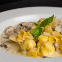 Fiocchi alla Fiamma · Purse shaped pasta stuffed with pear and ricotta cheese in a white mushrooms creamy sauce.