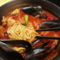Mussel Champ Pong · Noodles with mussel and vegetables in spicy soup.
The noodles and sauce are in separate cont...