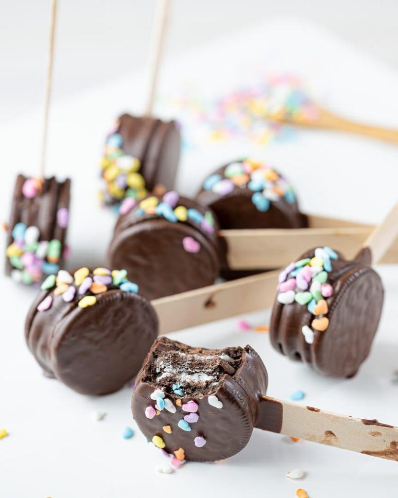 Oreo Pop  ·  Chocolate covered oreo pops that kids love