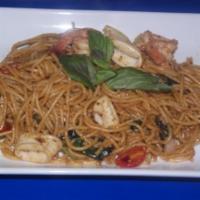 CS9. Spaghetti Kee Mow · Sauteed spaghetti with shrimp and calamari, basil, bell pepper and onion in basil sauce. Spi...