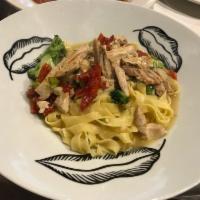 Fettuccini con Pollo · Grilled chicken, fresh broccoli and sun-dried tomatoes sauteed with olive oil and garlic.
